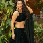 Monami Ghosh Instagram - This year my Diwali colour is greenish black.. yours? @sayantan_dutta_photography @neelsaha_styled_by_blue @sunetra__paul @sandip_nag @adros_creations @swapno_sandhani