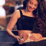 Monami Ghosh Instagram - 🐾 "Let’s celebrate Diwali with lights, not noise.” “Diwali is about love and unity, not pollution.” #diwali2023 Conceptualised by @monami_ghosh Video by @sayantan_dutta_photography Wardrobe by @neelsaha_styled_by_blue Mkup by @sunetra__paul Hair by @sandip_nag Jewellery @adros_creations Location @swapno_sandhani