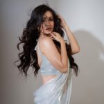 Monami Ghosh Instagram - "It looks like plastic but feels like cotton candy "There are so many enquiries about this material..well i was travelling i saw it n bought it.. i call it "THE SNOW MOON" @priyatoshsinharoy9 @sunetra__paul #priyanka