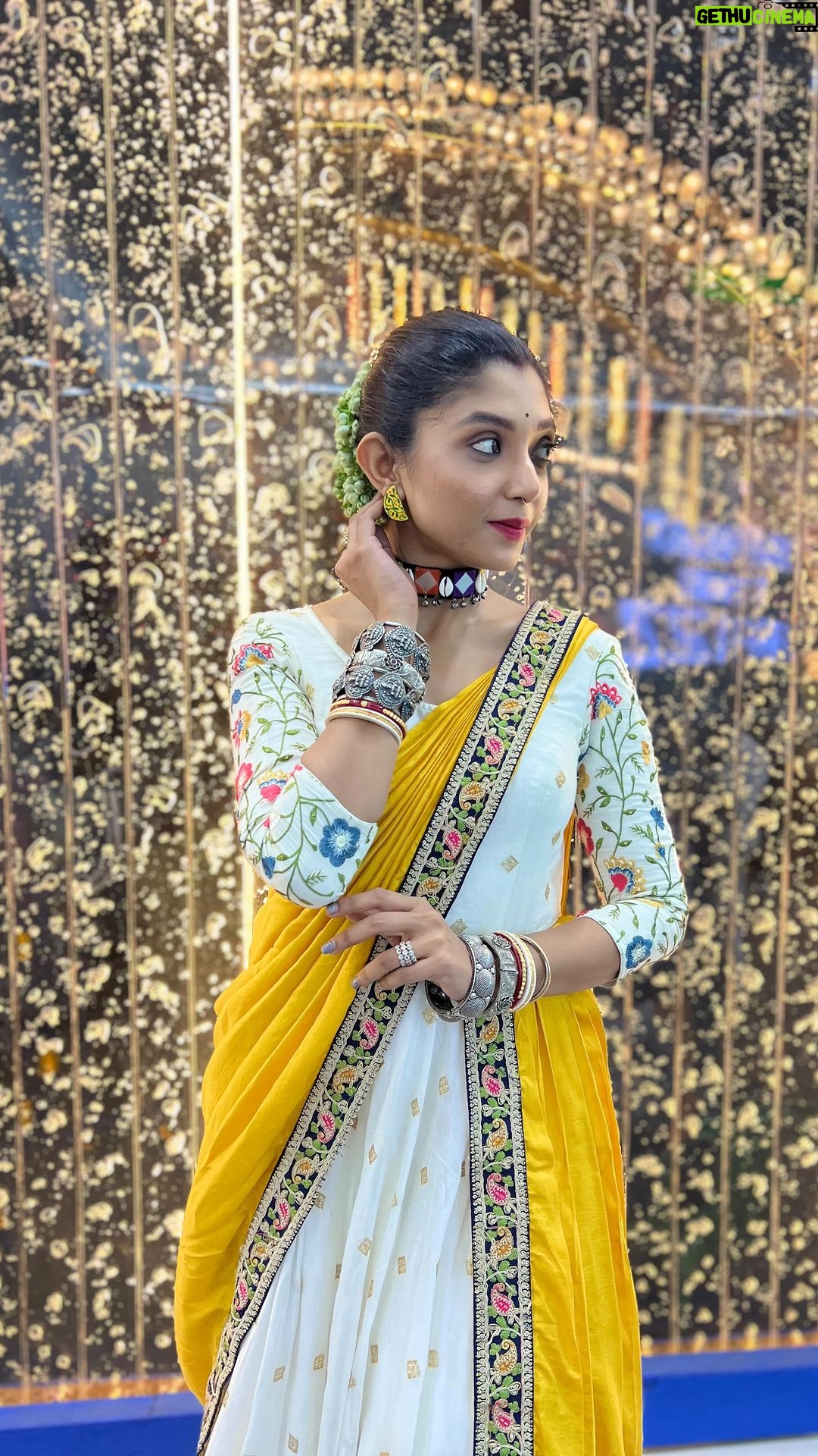 Monami Ghosh Instagram - বাড়ি থেকে মণ্ডপ উমা তো সর্বত্র Just had to do this reel during the pujas @monami_ghosh di what a beautiful beautiful composition and nobody could have pulled it better than you @antara_nandy so beautifully sung.. #ailoumabarite #metadurgapujasquad #durgapujo2023 Video shot and edited by @achatterjee4