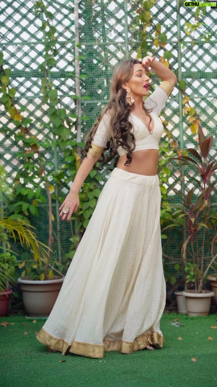 Monami Ghosh Instagram - I am definitely not a dancer but this one is out of love and respect for the AMAZINGLY Talented and Beautiful @monami_ghosh ❤️ #kolkata #dancereels #durgapuja #durga #trending #tollywood #tollywoodactress Kolkata - The City of Joy