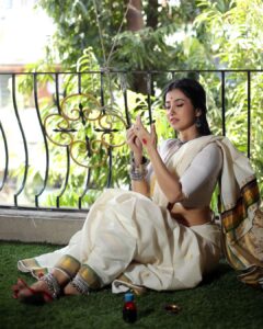Monami Ghosh Instagram - Wardrobe by @monami_ghosh উথালি পাথালি মনে আলতা কোণে!
