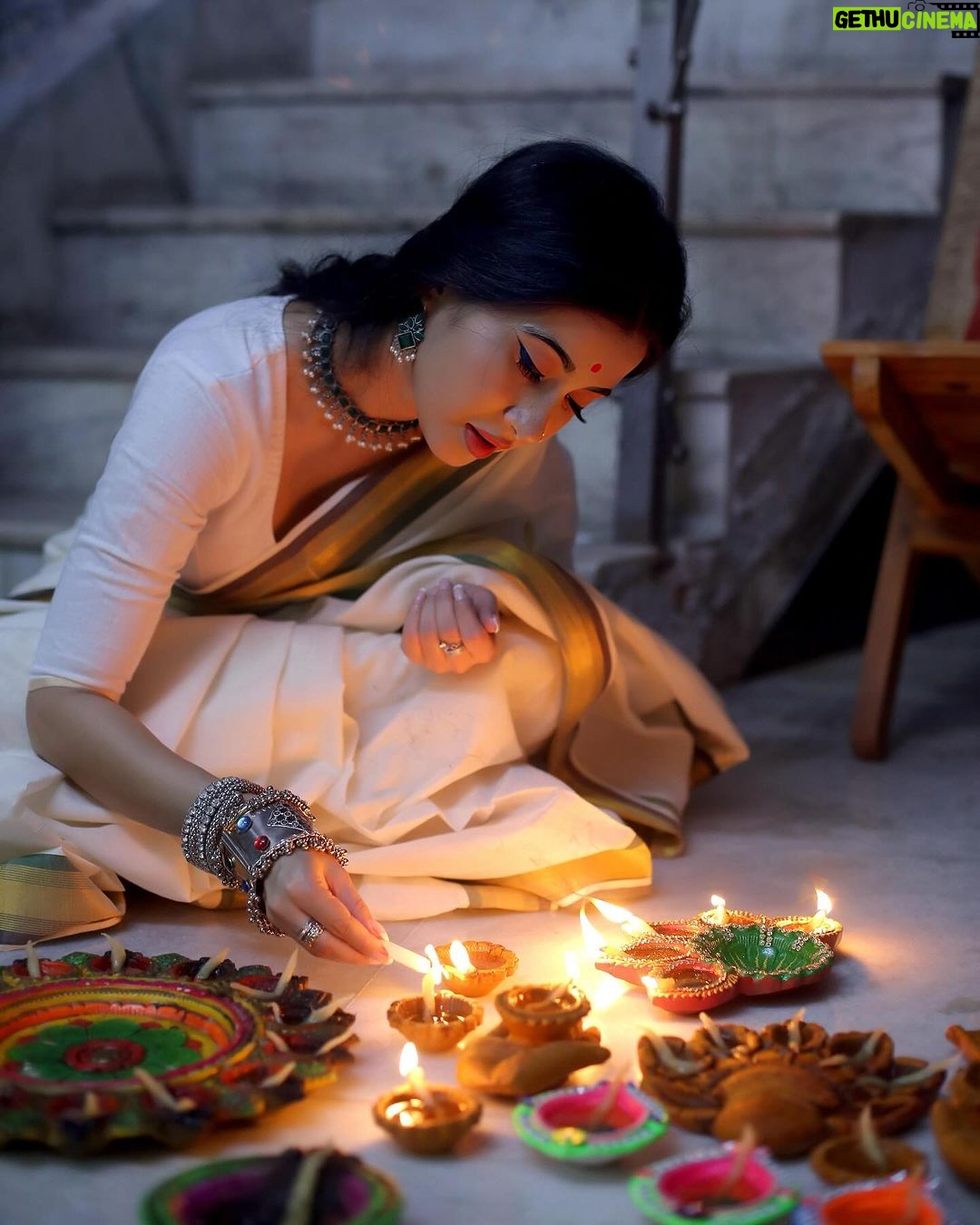 Monami Ghosh Instagram - দীপান্বিতা লক্ষ্মী পুজোতে…