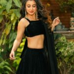 Monami Ghosh Instagram - This year my Diwali colour is greenish black.. yours? @sayantan_dutta_photography @neelsaha_styled_by_blue @sunetra__paul @sandip_nag @adros_creations @swapno_sandhani