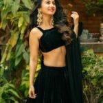 Monami Ghosh Instagram - This year my Diwali colour is greenish black.. yours? @sayantan_dutta_photography @neelsaha_styled_by_blue @sunetra__paul @sandip_nag @adros_creations @swapno_sandhani