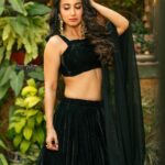 Monami Ghosh Instagram - This year my Diwali colour is greenish black.. yours? @sayantan_dutta_photography @neelsaha_styled_by_blue @sunetra__paul @sandip_nag @adros_creations @swapno_sandhani