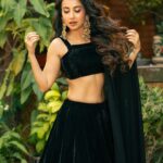 Monami Ghosh Instagram - This year my Diwali colour is greenish black.. yours? @sayantan_dutta_photography @neelsaha_styled_by_blue @sunetra__paul @sandip_nag @adros_creations @swapno_sandhani