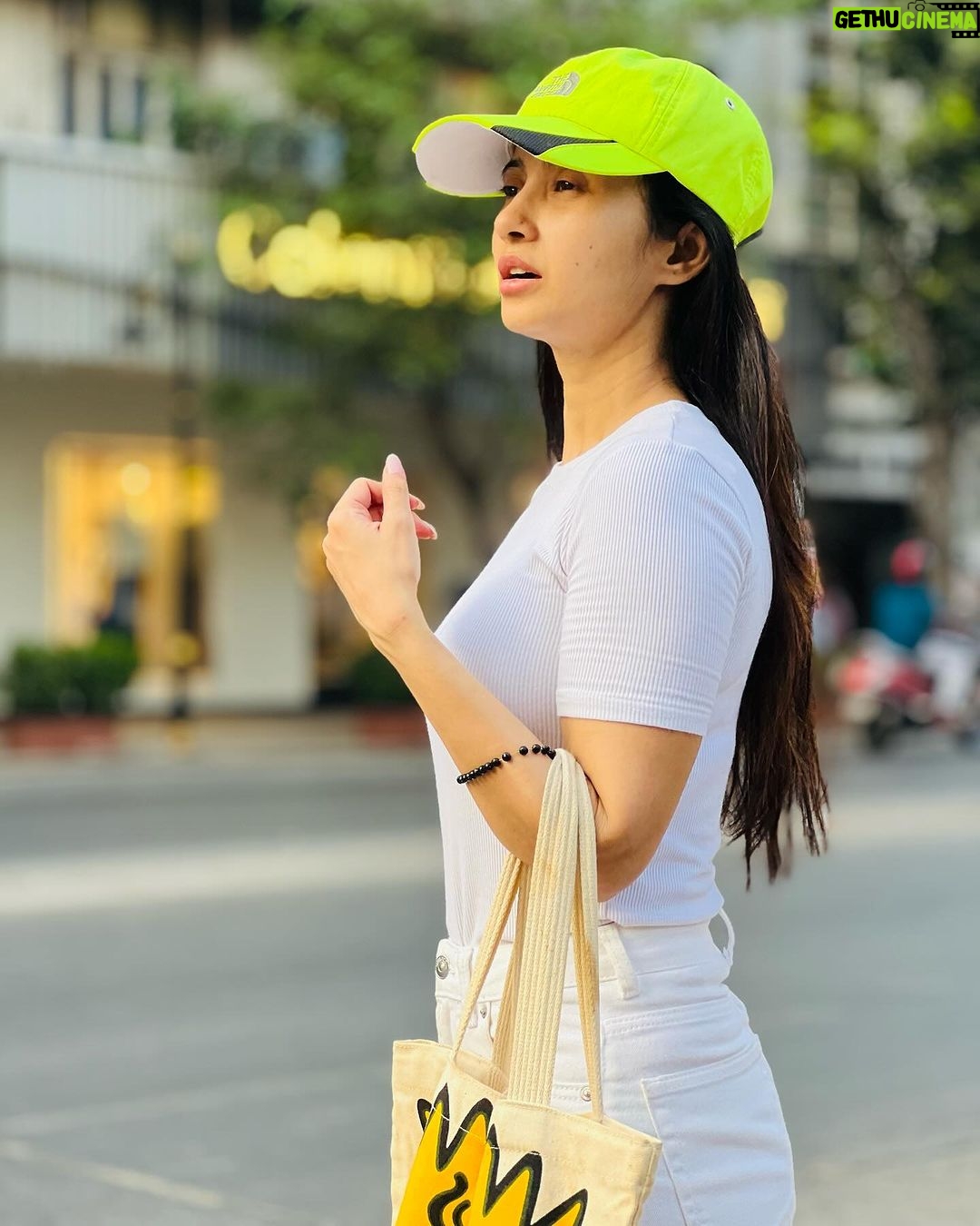 Monami Ghosh Instagram - Just a bright sunny day at colaba… Colaba