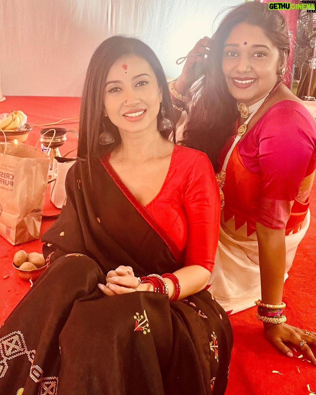 Monami Ghosh Instagram - কোজাগরী লক্ষ্মী at Lahiri house and DN Nagar link road @jaya.bhattacharya di u are the prettiest ❤️ @shomumitra always ❤️ @antaramitraofficial real laxmi ❤️ Lahiri House
