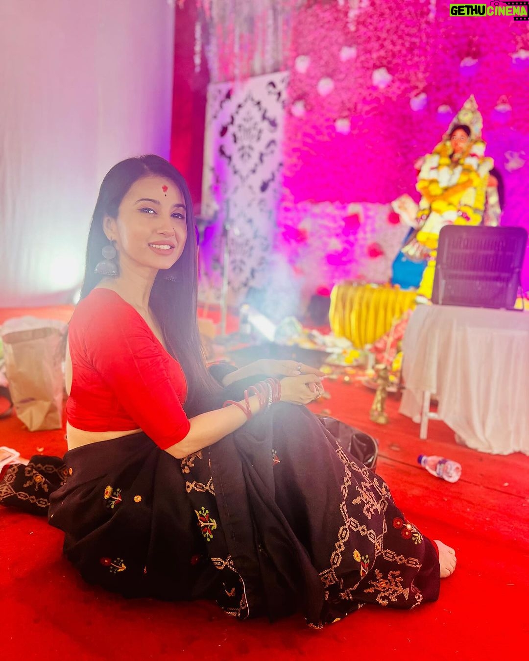 Monami Ghosh Instagram - কোজাগরী লক্ষ্মী at Lahiri house and DN Nagar link road @jaya.bhattacharya di u are the prettiest ❤️ @shomumitra always ❤️ @antaramitraofficial real laxmi ❤️ Lahiri House