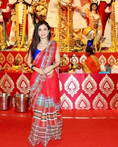 Monami Ghosh Instagram - Ashtami morning this year..at @northbombaydurgapuja .. @shotbykaushal thank u❤️ @shomumitra ❤️ North Bombay Durga Puja