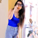 Monami Ghosh Instagram - Ema na na na ami kono sea beach e nei..under this kind of scorching sun?.. r u mad? 😳..i am home only…just having my icecream.