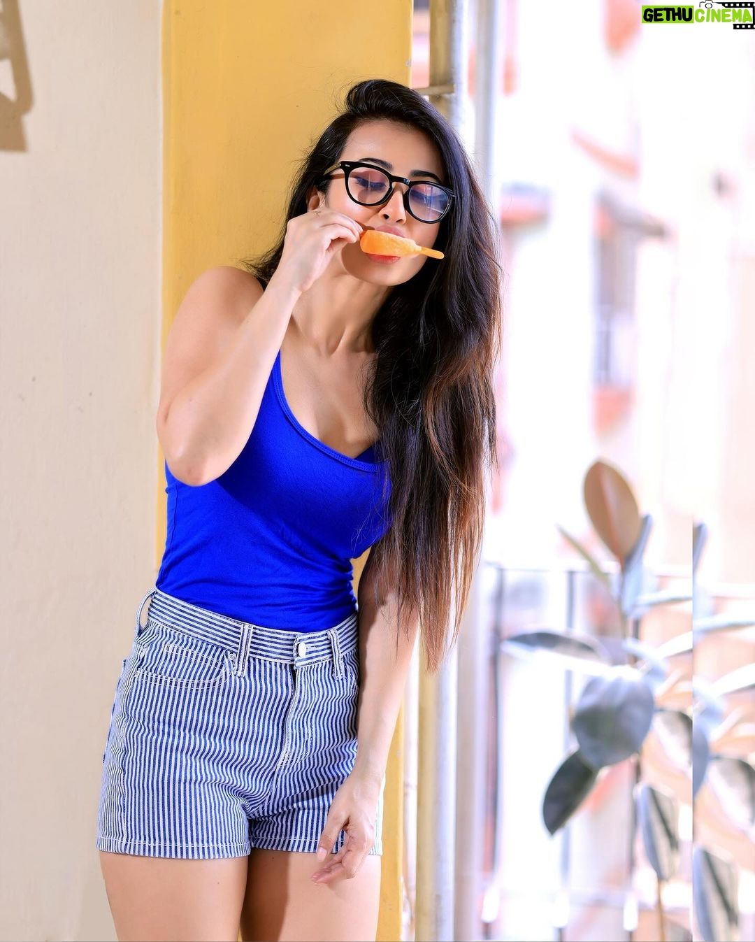 Monami Ghosh Instagram - Ema na na na ami kono sea beach e nei..under this kind of scorching sun?.. r u mad? 😳..i am home only…just having my icecream.