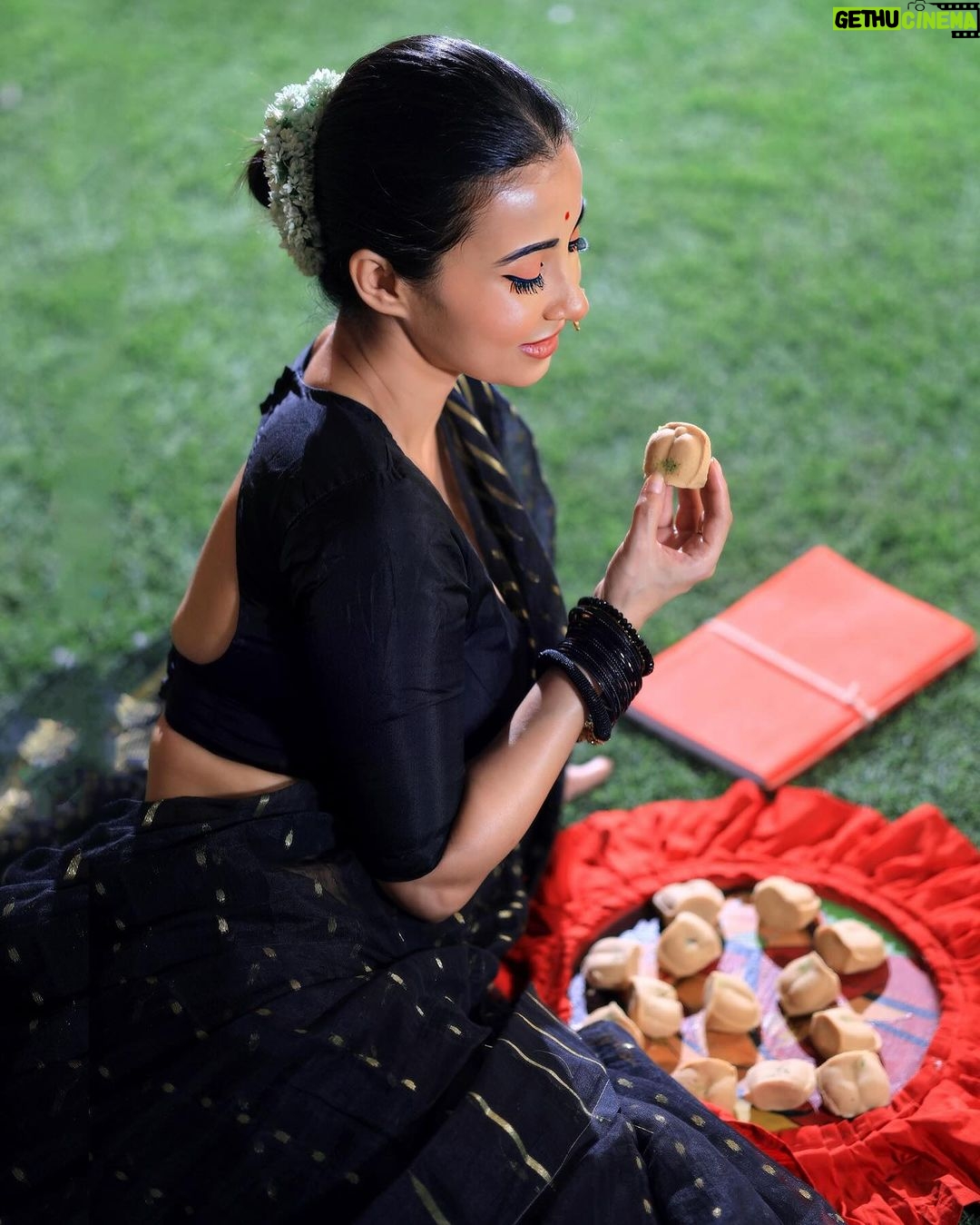 Monami Ghosh Instagram - Poila boishakh mishti chhara mishti hoy naki?