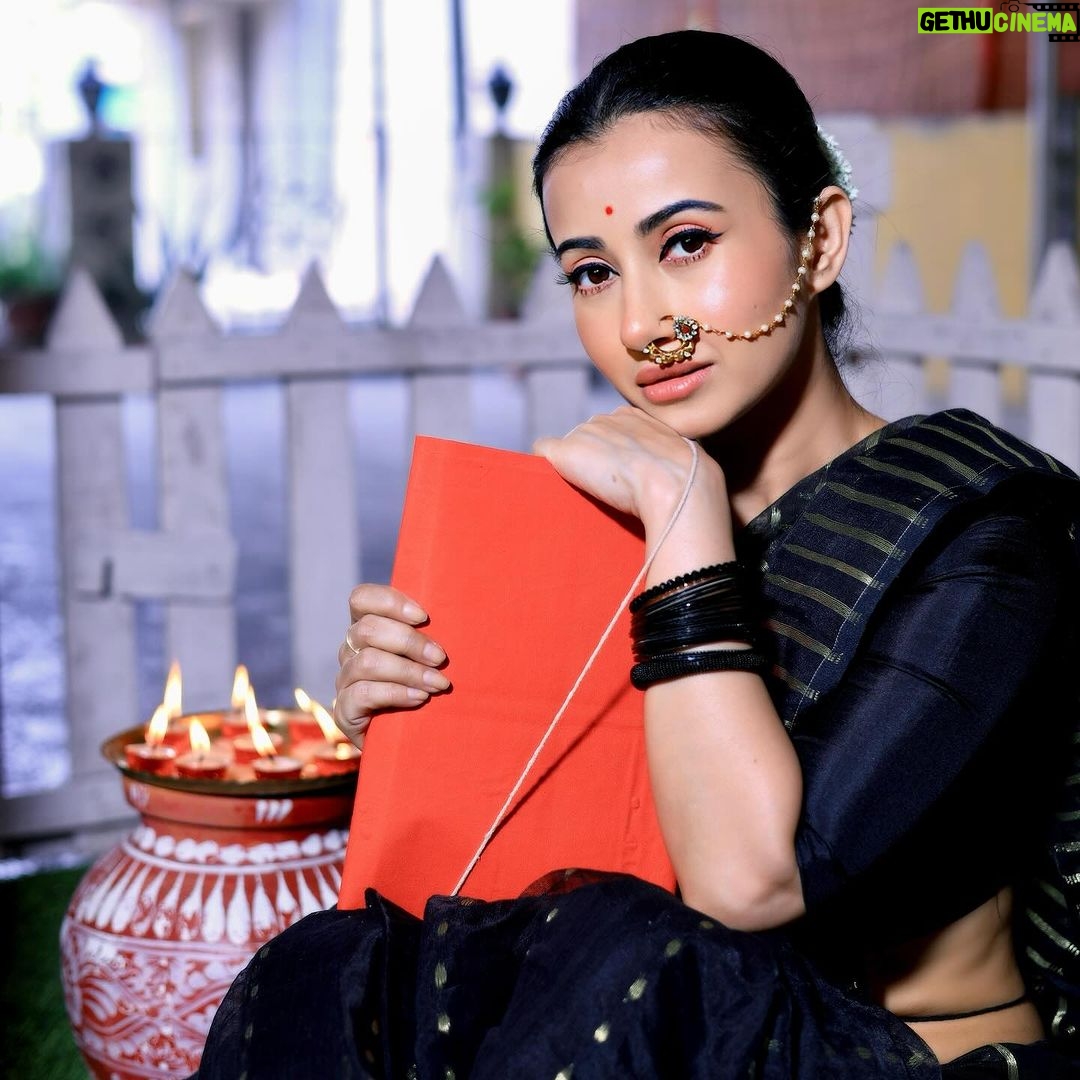 Monami Ghosh Instagram - বেহিসেবি বছরের হিসেবের হালখাতা ।