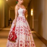 Monami Ghosh Instagram - অস্ফুট সেই না বলা কথা মনের আবেগের হারানো ব্যাথা, আঁকে আর লিখে শোক গাঁথা কত স্বপ্ন দিয়ে বোনে,নকশি কাঁথা। - ইব্রাহিমআরাফাত Concept ,Idea, styling by @monami_ghosh Executed by : @neelsaha_styled_by_blue @sunetra__paul @sandip_nag Photo by @sayantan_dutta_photography Butterfly earring by @aadikara @filmfare 2024 KOLKATA-কোলকাতা