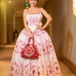 Monami Ghosh Instagram - অস্ফুট সেই না বলা কথা মনের আবেগের হারানো ব্যাথা, আঁকে আর লিখে শোক গাঁথা কত স্বপ্ন দিয়ে বোনে,নকশি কাঁথা। - ইব্রাহিমআরাফাত Concept ,Idea, styling by @monami_ghosh Executed by : @neelsaha_styled_by_blue @sunetra__paul @sandip_nag Photo by @sayantan_dutta_photography Butterfly earring by @aadikara @filmfare 2024 KOLKATA-কোলকাতা