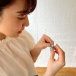 Mone Kamishiraishi Instagram - これは本のイヤリング。そして明日、本が出版されます。河野万里子さんのもとで翻訳を勉強した本。何度味わっても、本に携われるというのは言いようのない喜びです。そもそも何度も味わえること自体、本当に貴重でありがたいのです。「翻訳書簡『赤毛のアン』をめぐる言葉の旅」尊い学びの一冊です。ほんの隙間時間を、ぜひ翻訳とともに。 #ほん