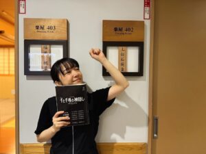 Mone Kamishiraishi Instagram - 桃ちゃんから千尋のバトンをもらい、博多座公演千穐楽でした！３日間４公演の出演でしたが、宝物のような気持ちや気づきをたくさんいただきました。やっぱり日本で生まれ育った作品なんだなあと♨️ この先も大切に抱えていきます。
ひとりまたひとりと別れが訪れて寂しいですが、心は共に！全員で走ります。ありがとうございました！