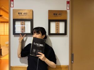 Mone Kamishiraishi Instagram - 桃ちゃんから千尋のバトンをもらい、博多座公演千穐楽でした！３日間４公演の出演でしたが、宝物のような気持ちや気づきをたくさんいただきました。やっぱり日本で生まれ育った作品なんだなあと♨️ この先も大切に抱えていきます。
ひとりまたひとりと別れが訪れて寂しいですが、心は共に！全員で走ります。ありがとうございました！
