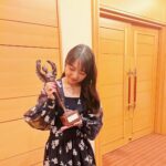 Mone Kamishiraishi Instagram - 舞台「千と千尋の神隠し」とミュージカル「ダディ・ロング・レッグズ」にて、読売演劇大賞の最優秀女優賞を頂戴しました。身に余る光栄です。各カンパニーの皆さま、お客様方、そして今日までのたくさんのご縁に心から感謝しています。 ずっしりと重いブロンズ像を手に、ことの重大さを感じていました。歴史ある賞に恥じぬよう、明日のお稽古場からまた、精進を重ねて参ります。 カムカム以来、本当の義父のように慕っている段田安則さんとの同時受賞が、何より嬉しかったです。おとうさまおめでとうございます！