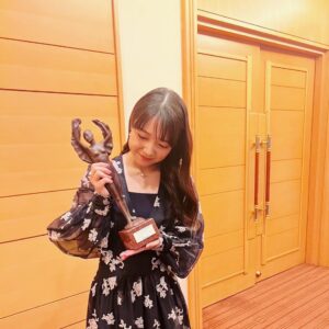 Mone Kamishiraishi Instagram - 舞台「千と千尋の神隠し」とミュージカル「ダディ・ロング・レッグズ」にて、読売演劇大賞の最優秀女優賞を頂戴しました。身に余る光栄です。各カンパニーの皆さま、お客様方、そして今日までのたくさんのご縁に心から感謝しています。
ずっしりと重いブロンズ像を手に、ことの重大さを感じていました。歴史ある賞に恥じぬよう、明日のお稽古場からまた、精進を重ねて参ります。

カムカム以来、本当の義父のように慕っている段田安則さんとの同時受賞が、何より嬉しかったです。おとうさまおめでとうございます！
