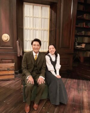 Mone Kamishiraishi Instagram - ミュージカル「ダディ・ロング・レッグズ」初日を迎えました！憧れ続けた作品の中で悩んだり、探したり、見つけたりできることに、恐ろしいほどの幸せを感じている毎日です。ジルーシャが語るささやかで温かな秘密を胸に、明日からも頑張ります！
