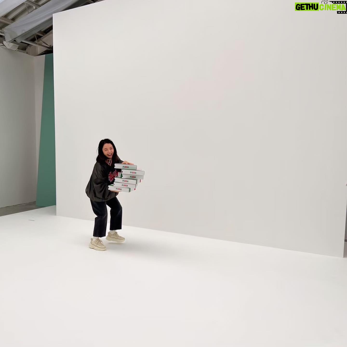 Mone Kamishiraishi Instagram - いつも連載で美味しい思いをさせてもらっているメンズノンノさま、今月はなんと10ページの特集です。愛しいたべものたちと写っています。付録の美容冊子にもちらっと。ありがたい、、ぜひチェケラのほど
