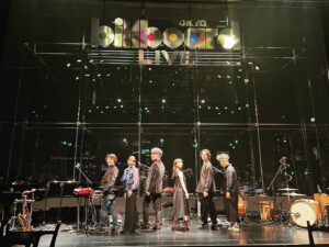 Mone Kamishiraishi Instagram - billboard Live 東京で歌わせていただきました。母に産んでもらって25年が経った今日、こんな素敵な場所で一年を始められて本当に嬉しかったです。
ミュージシャンの皆さんの一音一音が痺れるほど素敵でかっこよくて、音楽って最高だなあ！と思いながら歌っていました。もっと歌いたいし勉強したい。幸せな幕開けです。
たくさんの方に愛をいただいて、ケーキも二種類いただいちゃって、心もお腹もいっぱいです。少しでもお返しができるように今年も頑張ります。本当にありがとうございました！