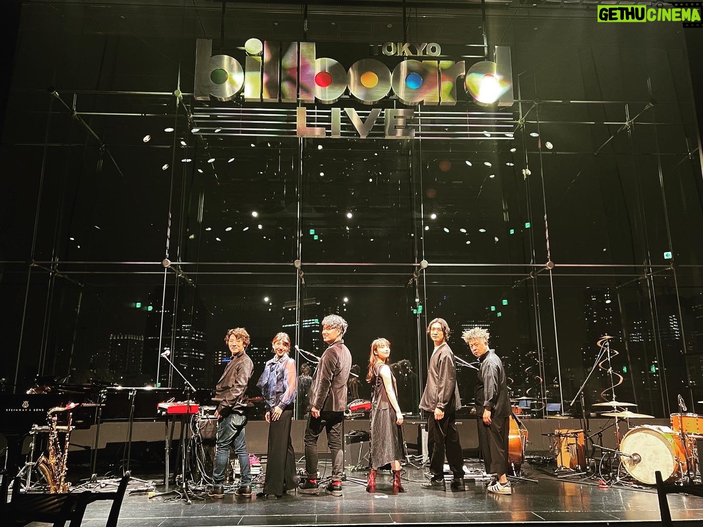 Mone Kamishiraishi - 60.1K Likes - billboard Live 東京で歌わせていただきました。母に産んでもらって25年が経った今日、こんな素敵な場所で一年を始められて本当に嬉しかったです。
ミュージシャンの皆さんの一音一音が痺れるほど素敵でかっこよくて、音楽って最高だなあ!と思いながら歌っていました。もっと歌いたいし勉強したい。幸せな幕開けです。
たくさんの方に愛をいただいて、ケーキも二種類いただいちゃって、心もお腹もいっぱいです。少しでもお返しができるように今年も頑張ります。本当にありがとうございました!