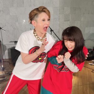 Mone Kamishiraishi Instagram - マリさんが長年愛と心を注いでいらっしゃる、「One of Love」プロジェクトに参加させていただきました。その名の通り大きな愛に包まれた時間で、胸がいっぱいでした。贅沢な演奏の中、心を込めて歌いました！BSフジで明日の25:00から、地上波では8/31 26:25からの放送です。ぜひご覧ください。
２枚目は久々に湯婆婆さまに怒鳴られて嬉しい千。また働かせてください！