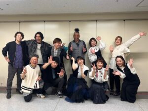 Mone Kamishiraishi Instagram - 武道館で歌わせていただきました。大寒波の中の奇跡のような開催で、会場を見渡した瞬間の気持ちは言い得ぬものでした。

なんと博多から芳雄さんまで飛んできてくださったのです。直前まで再会が危ぶまれていましたが、本当によかった…！超人的スケジュールにも関わらず、いつもと変わらぬお人柄と歌声に心解き放たれました。有難いとはこのことです。

開催に向けてご尽力くださった関係者の皆さま、大変な思いをして駆けつけてくださったお客さま方、そして大好きな最高のミュージシャンの皆さま、本当にありがとうございました！ご来場が叶わなかった方々にもきっとお会いできますように。これからも精進します！