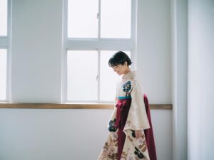 Mone Kamishiraishi Instagram - 明治大学国際日本学部を卒業しました！
もう卒業できないかもしれないと何度も思いましたが、最後はまだ卒業したくないと思うほど幸せな学問の日々でした。

先生方や友人たちとの出会いに心から感謝しています。古今東西を網羅する講義の数々にいつも夢中でした。できる限り多くの視点を持つこと、自分の言葉と心で掴みに行くこと。これからも大切にして、不思議のアンテナを張って、生涯学び続けます。

恩人の顔がたくさん浮かんでいます。直接伝えられない方々へ、そして気にかけてくださっていた方々へ、この場をお借りして、本当にありがとうございました！ますます精進します。