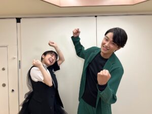Mone Kamishiraishi Instagram - 武道館で歌わせていただきました。大寒波の中の奇跡のような開催で、会場を見渡した瞬間の気持ちは言い得ぬものでした。

なんと博多から芳雄さんまで飛んできてくださったのです。直前まで再会が危ぶまれていましたが、本当によかった…！超人的スケジュールにも関わらず、いつもと変わらぬお人柄と歌声に心解き放たれました。有難いとはこのことです。

開催に向けてご尽力くださった関係者の皆さま、大変な思いをして駆けつけてくださったお客さま方、そして大好きな最高のミュージシャンの皆さま、本当にありがとうございました！ご来場が叶わなかった方々にもきっとお会いできますように。これからも精進します！