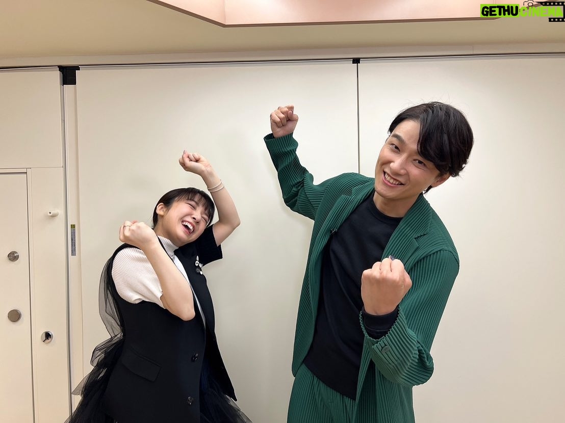 Mone Kamishiraishi - 69.5K Likes - 武道館で歌わせていただきました。大寒波の中の奇跡のような開催で、会場を見渡した瞬間の気持ちは言い得ぬものでした。
なんと博多から芳雄さんまで飛んできてくださったのです。直前まで再会が危ぶまれていましたが、本当によかった…!超人的スケジュールにも関わらず、いつもと変わらぬお人柄と歌声に心解き放たれました。有難いとはこのことです。
開催に向けてご尽力くださった関係者の皆さま、大変な思いをして駆けつけてくださったお客さま方、そして大好きな最高のミュージシャンの皆さま、本当にありがとうございました!ご来場が叶わなかった方々にもきっとお会いできますように。これからも精進します!