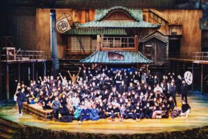 Mone Kamishiraishi Instagram - 舞台「千と千尋の神隠し」上演関係者一同で菊田一夫演劇大賞を頂戴し、昨日、環奈ちゃんと授賞式に出席して参りました。
この写真よりもっと大勢の、携わった全員でいただけたことが本当に嬉しいです。栄えある賞に背中を押され、この先の公演も頑張ります！
フォーマル環奈ちゃんに見惚れ、木下晴香ちゃんとの再会に満たされ。幸せな日でした。