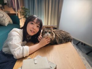 Mone Kamishiraishi Instagram - サントリー生ビール、今月から飲食店でも！cmレギュラーキャストのしいさんは、本当はヒトなんじゃないか、もはやヒトより聞き分けがいいんじゃないかと思うほど賢いネコです🐈