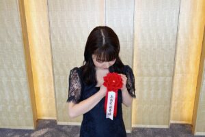 Mone Kamishiraishi Instagram - 舞台「千と千尋の神隠し」上演関係者一同で菊田一夫演劇大賞を頂戴し、昨日、環奈ちゃんと授賞式に出席して参りました。
この写真よりもっと大勢の、携わった全員でいただけたことが本当に嬉しいです。栄えある賞に背中を押され、この先の公演も頑張ります！
フォーマル環奈ちゃんに見惚れ、木下晴香ちゃんとの再会に満たされ。幸せな日でした。