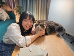 Mone Kamishiraishi Instagram - サントリー生ビール、今月から飲食店でも！cmレギュラーキャストのしいさんは、本当はヒトなんじゃないか、もはやヒトより聞き分けがいいんじゃないかと思うほど賢いネコです🐈