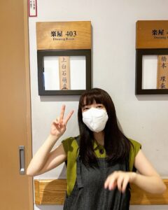 Mone Kamishiraishi Instagram - 舞台「千と千尋の神隠し」博多座での千穐楽をみんなで迎えることができて、今日は本当に嬉しかったです。望む形でのご観劇が叶わなかった方々にも、いつか作品が届くことを心から願っています。博多で感じた沢山の気持ちを胸に、次は札幌へ！ご来場くださった皆様、ありがとうございました。 これは相方とのツーショットもどき✌️