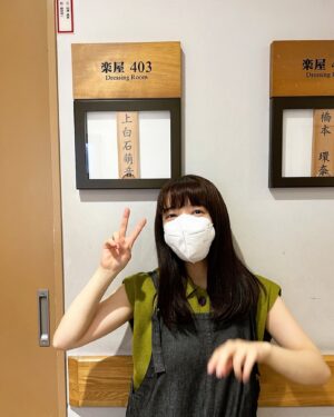 Mone Kamishiraishi Instagram - 舞台「千と千尋の神隠し」博多座での千穐楽をみんなで迎えることができて、今日は本当に嬉しかったです。望む形でのご観劇が叶わなかった方々にも、いつか作品が届くことを心から願っています。博多で感じた沢山の気持ちを胸に、次は札幌へ！ご来場くださった皆様、ありがとうございました。
これは相方とのツーショットもどき✌️