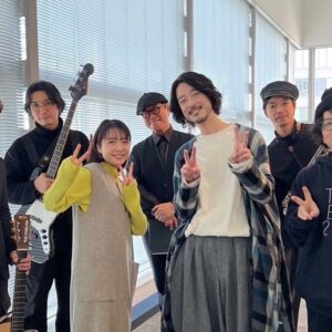Mone Kamishiraishi Instagram - 年末年始はたっぷり休んで、お仕事始めは大橋トリオさん、海宝直人さんとの夢のようなデュエットが続きました。大好きな朝夏まなとさんともご一緒できた🫶
人柄と表現は直結しているなあとしみじみ感じました。声や表情や佇まいに全て滲むのです。憧れの方々のあまりの素敵さを目の当たりにして、一年分の気合がぐっと入りました。精進あるのみです
なんて幸先の良いスタート。今年出会う作品やお役や音楽との時間が今から楽しみです。本年もどうぞよろしくお願いいたします🐇