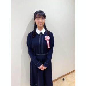 Mone Kamishiraishi Instagram - 全国赤十字大会にて、アンバサダーとしてご挨拶させていただきました。皇后陛下、各妃殿下、日本赤十字社の活動を支援していらっしゃる方々にお目にかかれてとても光栄でした。
今この瞬間も赤十字は動いています。感謝と敬意を胸に、私も思いやりの心を大切にしっかり生きていかなければ！背筋が伸び、襟を正したひとときでした。