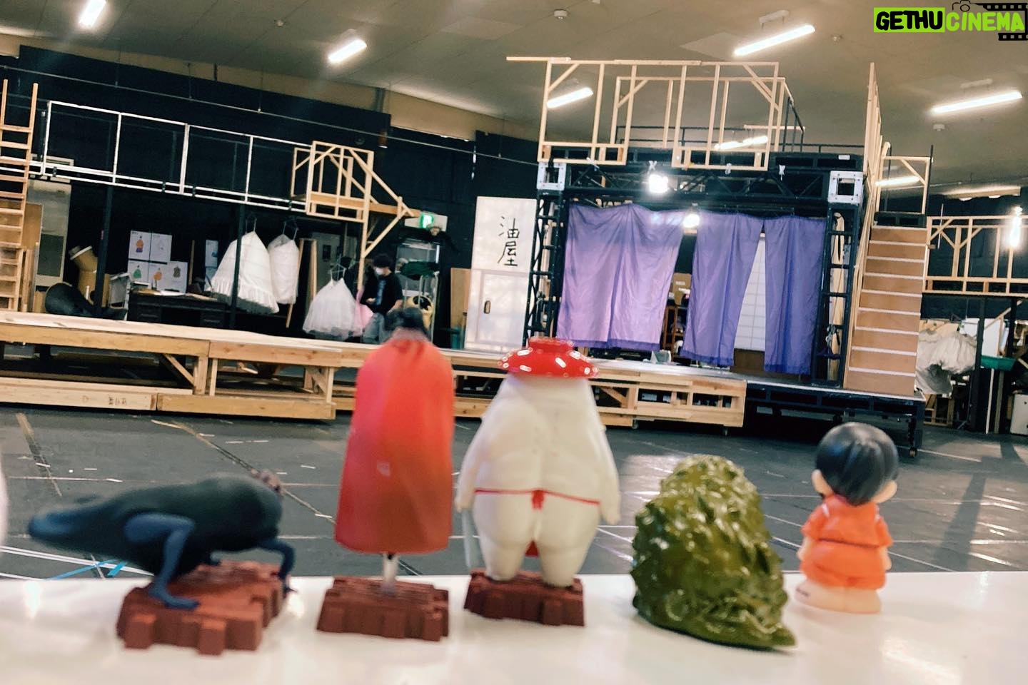 Mone Kamishiraishi Instagram - 舞台「千と千尋の神隠し」の再演と、初演版Blu-rayの発売が発表されました。再びあの世界に行けます。嬉しい、ありがとうございます!もっと深く、もっと新鮮に千尋と出会えますように。お稽古が待ち遠しいので、初演のお稽古場の写真です。