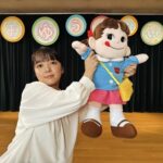 Mone Kamishiraishi Instagram - ミルキー新cmの舞台は保育園、園児役のみんなは「撮影がんばったらミルキー食べる」と意気込んでいて、わかるなぁ、と。やさしい甘みはいつも頑張るあなたの味方です🌷