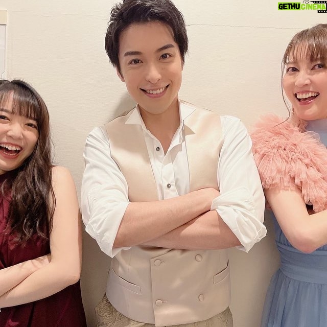 Mone Kamishiraishi - 64.2K Likes - 年末年始はたっぷり休んで、お仕事始めは大橋トリオさん、海宝直人さんとの夢のようなデュエットが続きました。大好きな朝夏まなとさんともご一緒できた🫶
人柄と表現は直結しているなあとしみじみ感じました。声や表情や佇まいに全て滲むのです。憧れの方々のあまりの素敵さを目の当たりにして、一年分の気合がぐっと入りました。精進あるのみです
なんて幸先の良いスタート。今年出会う作品やお役や音楽との時間が今から楽しみです。本年もどうぞよろしくお願いいたします🐇