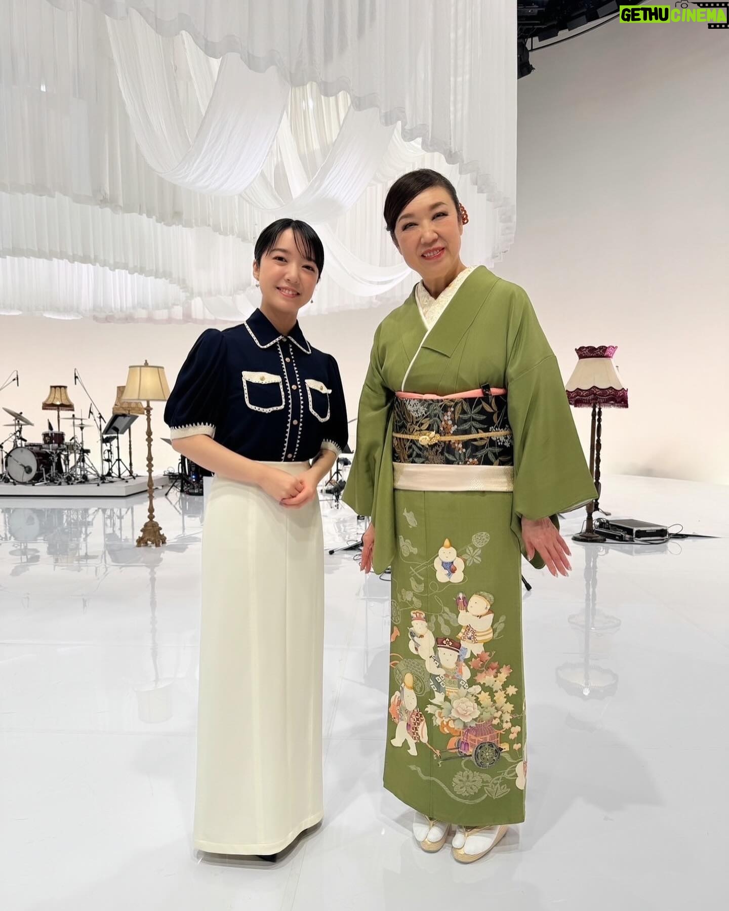 Mone Kamishiraishi Instagram - 夜分に失礼します。発表!今年イチバン聴いた歌 今年もありがとうございました!藤井アナ、水卜アナ、市來アナのお人柄の温かさと心強さったら!!そしてユーミンさんにお話を伺えたことも一生の宝物です。アーティストの皆さまどなたも本当にすてきで、音楽を心から楽しみました。今年もあと少し、音に乗ってがんばりましょう🕺