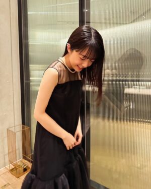 Mone Kamishiraishi Instagram - 千と千尋の神隠し、ロンドン公演の本初日が明けました！特別な緊張感に背中を押された夜でした。
言葉や文化の違うキャスト・スタッフが作品愛のもとひとつになっていてとても温かいです。同時に日本ツアーを走る大好きな人たちの存在も本当に心強くて嬉しい。博多と大阪での公演も待ち遠しくてたまりません。
ここから8月末まできっといろんな日がありますが、全部血肉にして頑張ります！
I’m so grateful for this opportunity here in London. Come and see us in “Spirited Away” at London Coliseum♨️