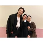Mone Kamishiraishi Instagram - ミュージカル「ジェーン・エア」全公演全員で完走しました！ホッとした〜 大好きな人たちから学び、心を通わせ続けた時間でした。悩んだことも苦しかったことも、今となっては全部が幸せな思い出です。感謝がつきません。 この物語は現代にどう映ったのでしょう。私にとっては、ジェーンとヘレンの精神が血肉の一部となったような、不思議な感覚があります。ふたりのように生きるのは難しいけれど、だからこそ、これからも折に触れて考え続けるんだろうなと思います。 心を寄せてくださった皆さま、本当にありがとうございました！宝物を胸に、ますます精進します。