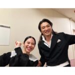 Mone Kamishiraishi Instagram - ミュージカル「ジェーン・エア」全公演全員で完走しました！ホッとした〜 大好きな人たちから学び、心を通わせ続けた時間でした。悩んだことも苦しかったことも、今となっては全部が幸せな思い出です。感謝がつきません。 この物語は現代にどう映ったのでしょう。私にとっては、ジェーンとヘレンの精神が血肉の一部となったような、不思議な感覚があります。ふたりのように生きるのは難しいけれど、だからこそ、これからも折に触れて考え続けるんだろうなと思います。 心を寄せてくださった皆さま、本当にありがとうございました！宝物を胸に、ますます精進します。